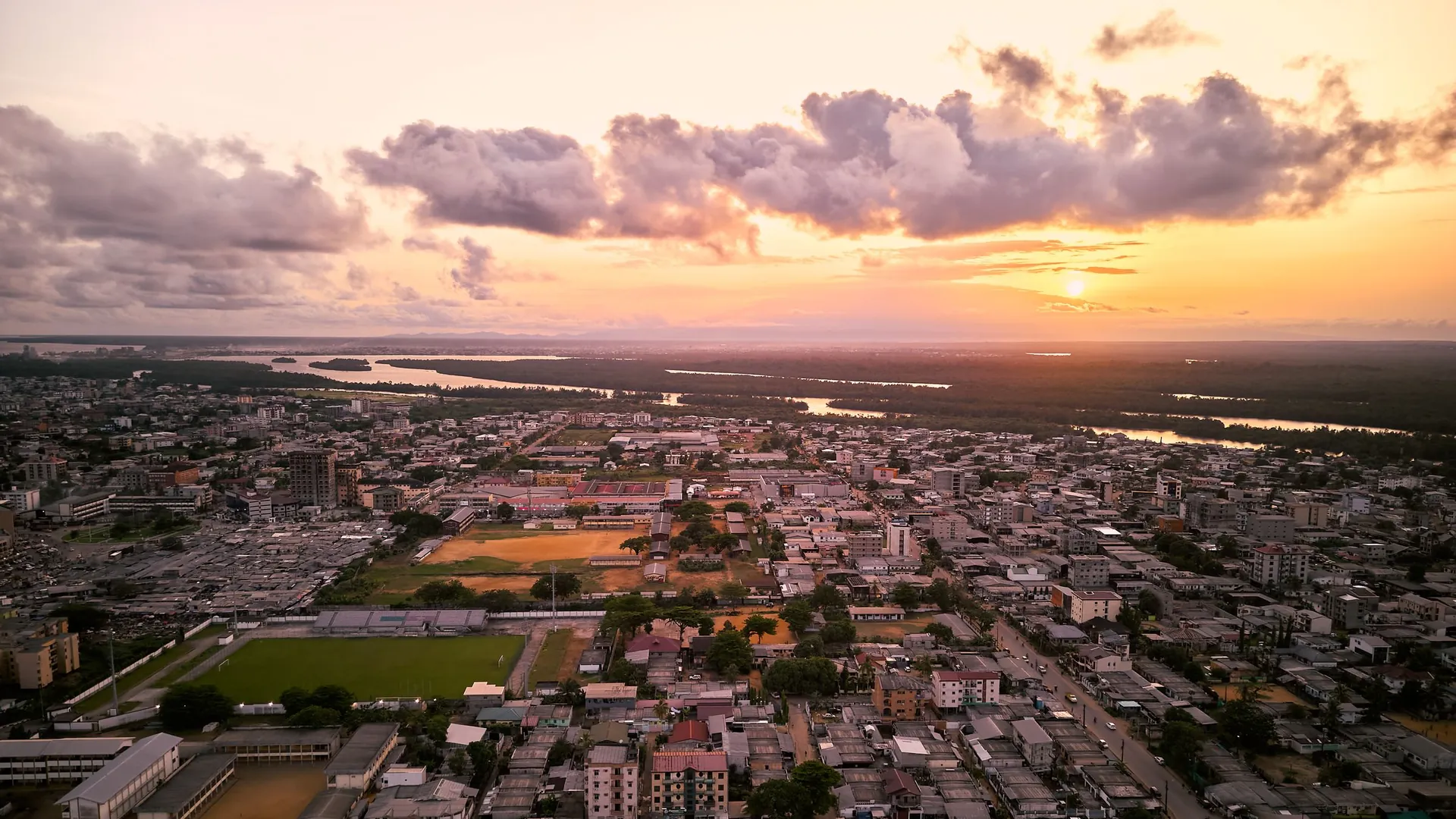 Vue aérienne de Douala au coucher du soleil