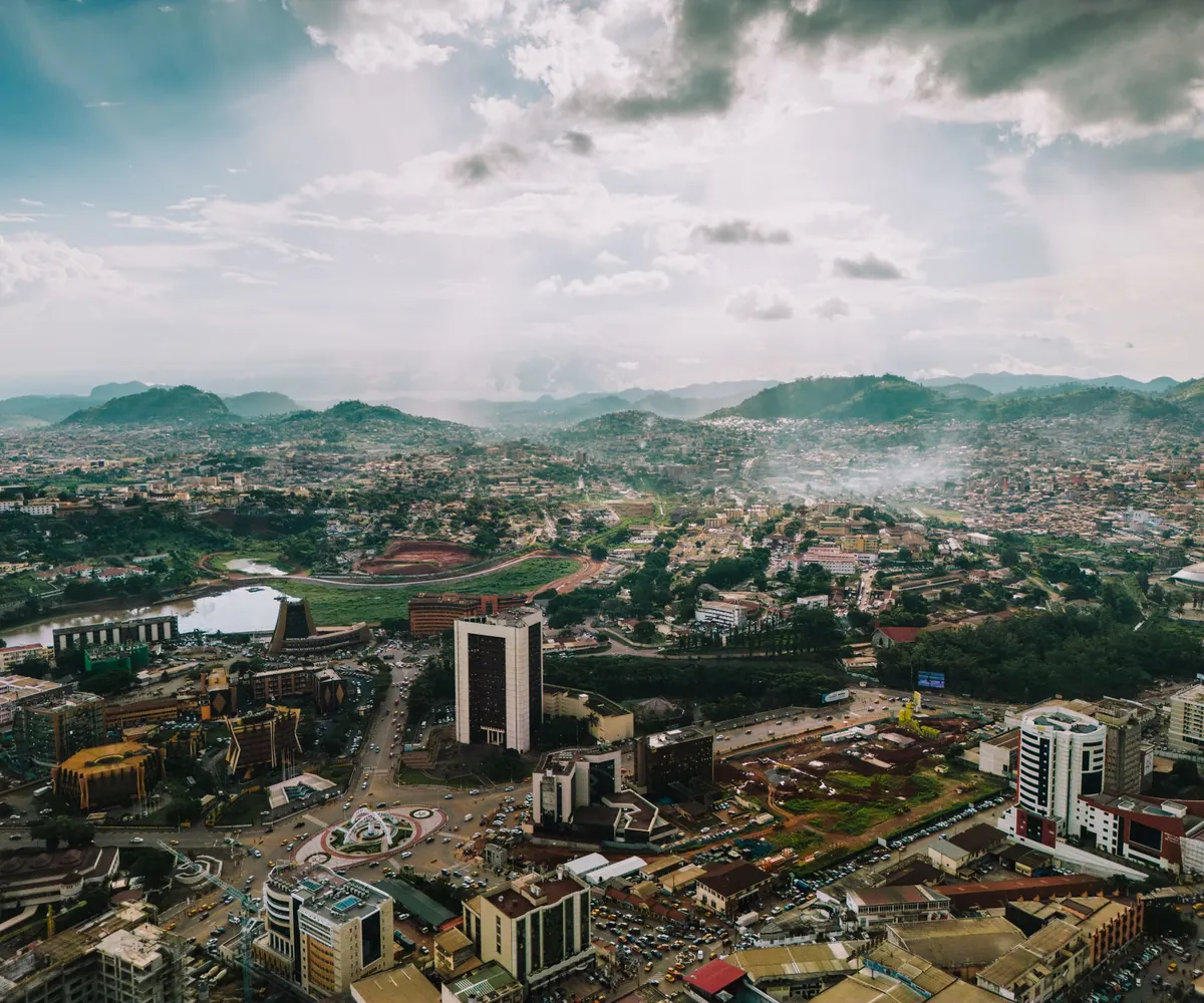 Vue aérienne de Yaoundé, ses quartiers d'affaires et ses collines